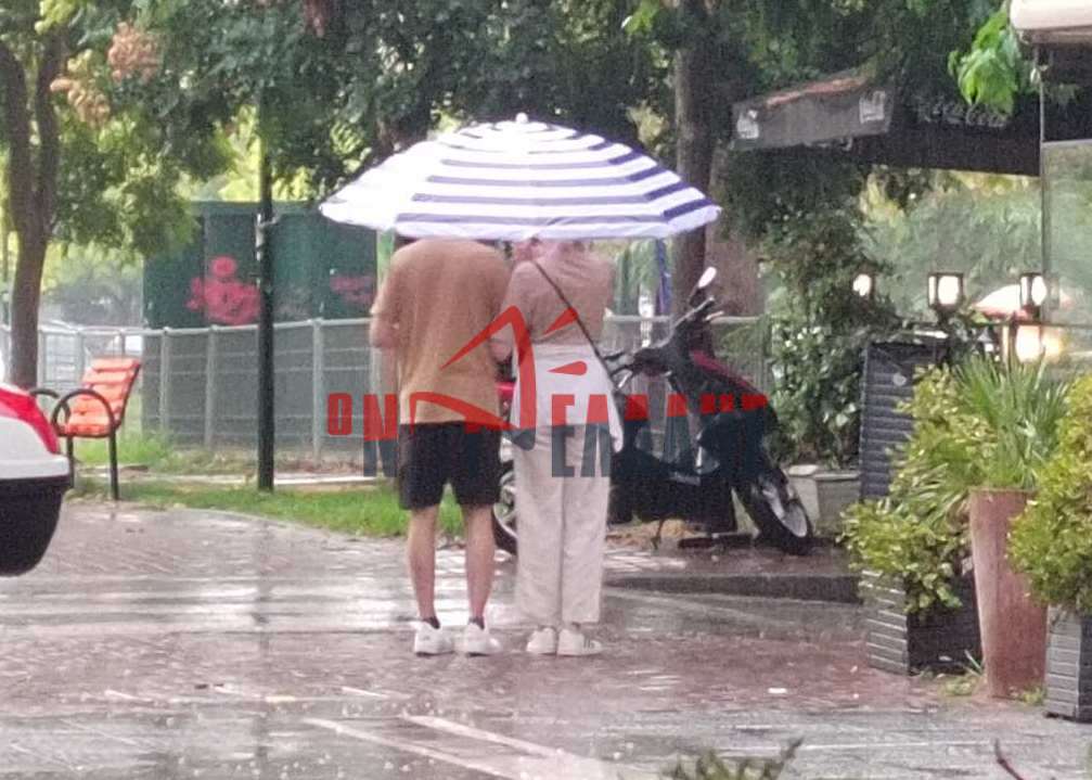 Κατερίνη: Ρομαντική βόλτα στη βροχή με ομπρέλα… θαλάσσης! (vid)