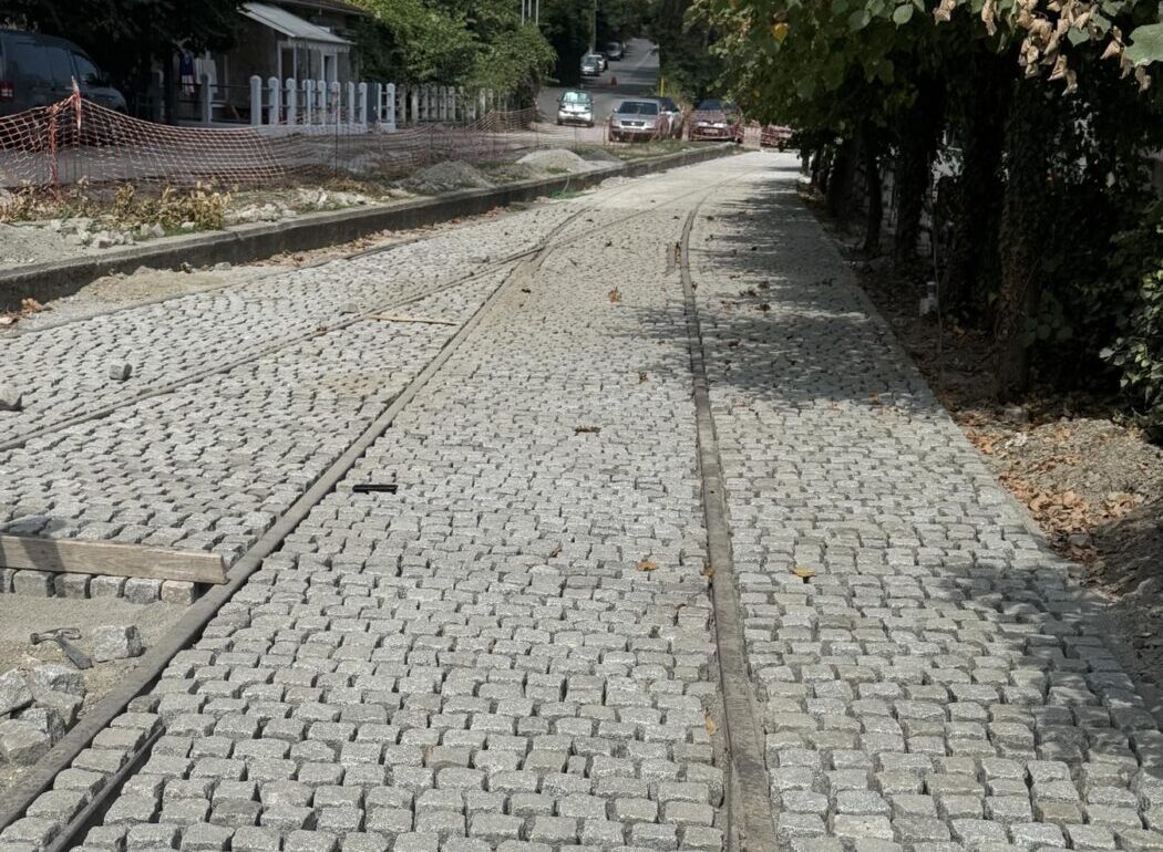 Πλαταμώνας: Ξεκίνησε η πλακόστρωση οδού με ταυτόχρονη διατήρηση των παλιών σιδηροδρομικών γραμμών