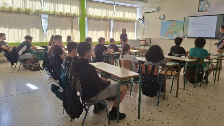 Ο επ.καθηγητής Α.Π.Θ.  Δ. Νταλαμπέκος, απόφοιτος του 1ου ΓΕ.Λ. Κατερίνης, στο σχολείο αποφοίτησής του