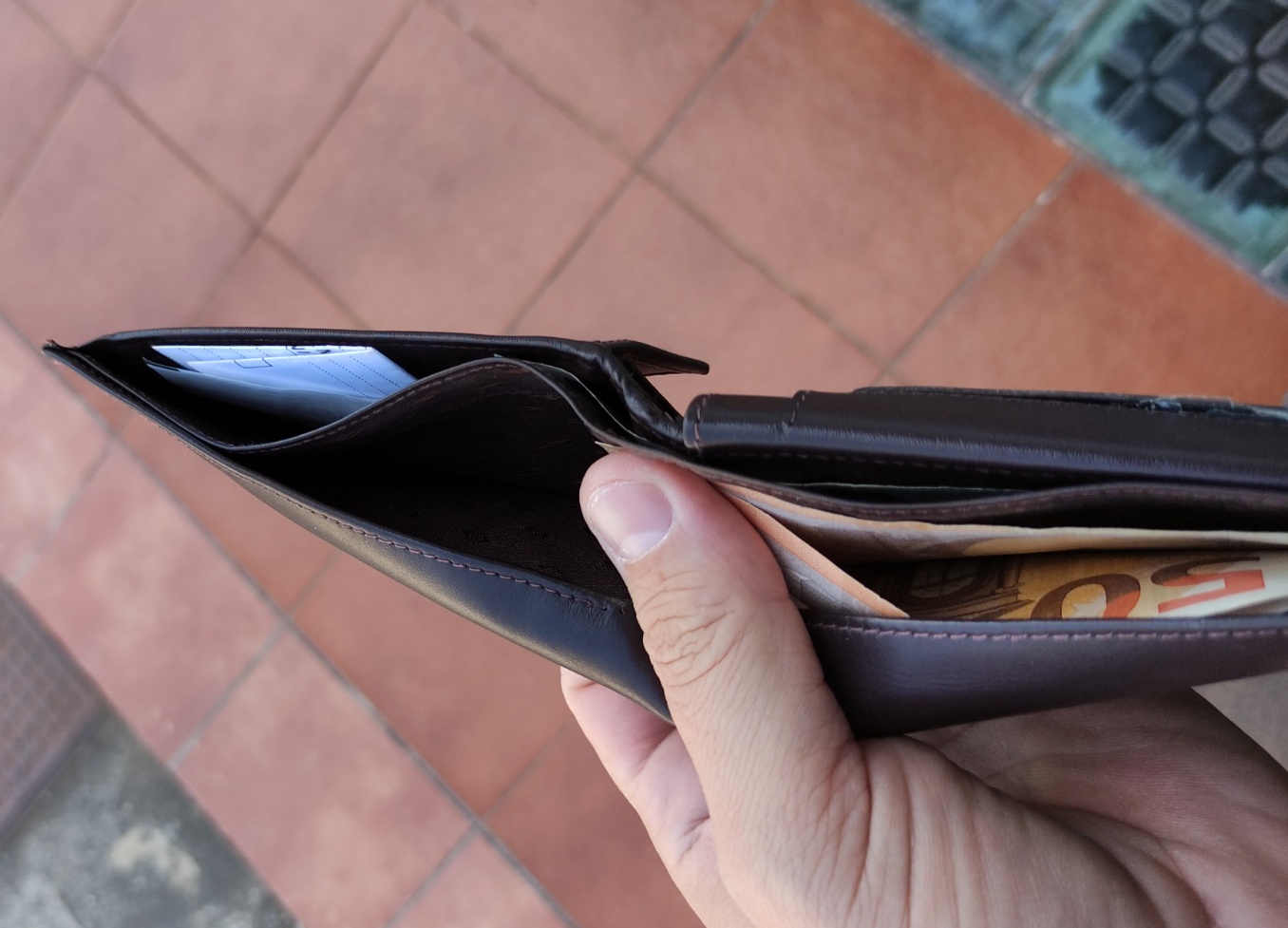 Κατερίνη: Μια μικρή πράξη, ένα μεγάλο μήνυμα – Γυναίκα παρέδωσε πορτοφόλι με χρήματα και έγγραφα