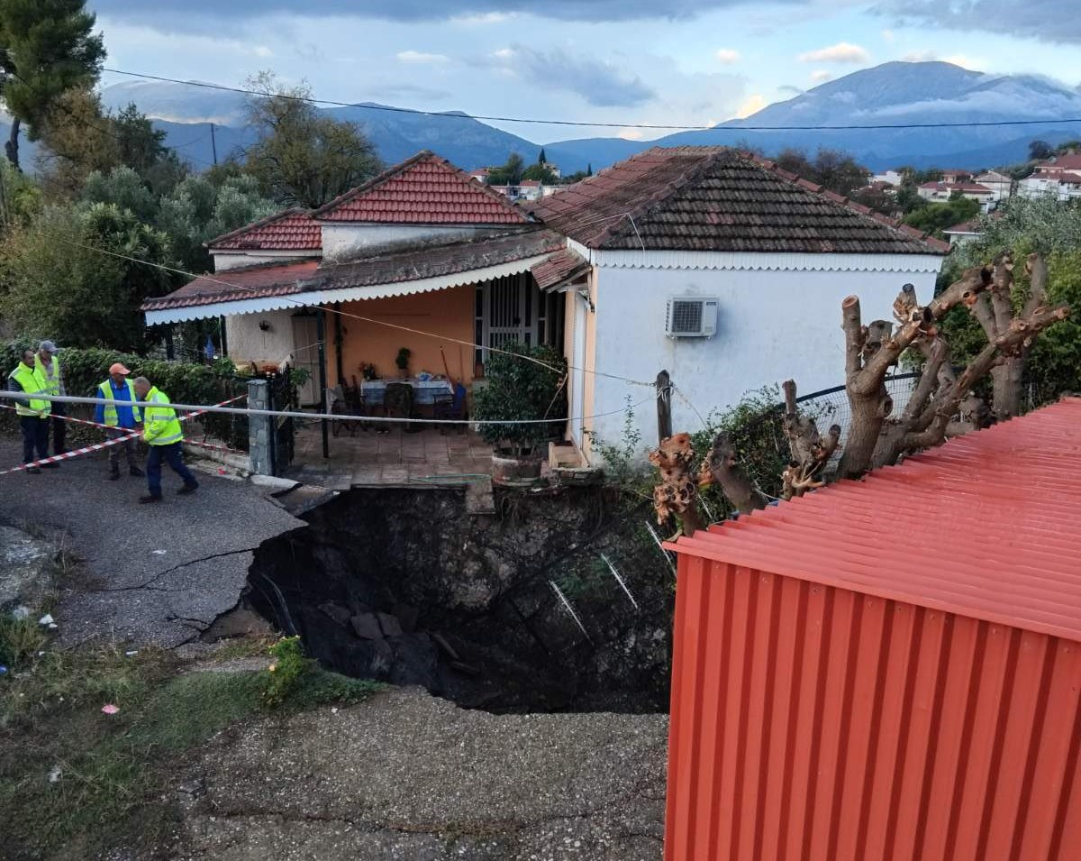 Αγρίνιο: Άνοιξε κρατήρας ανάμεσα σε κατοικίες, σε επιφυλακή οι αρχές
