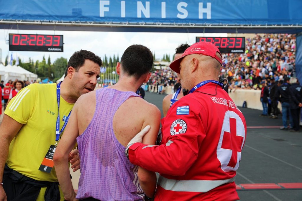 Μαραθώνιος: Πρώτες βοήθειες σε 1320 δρομείς προσέφερε ο Ερυθρός Σταυρός (vid)