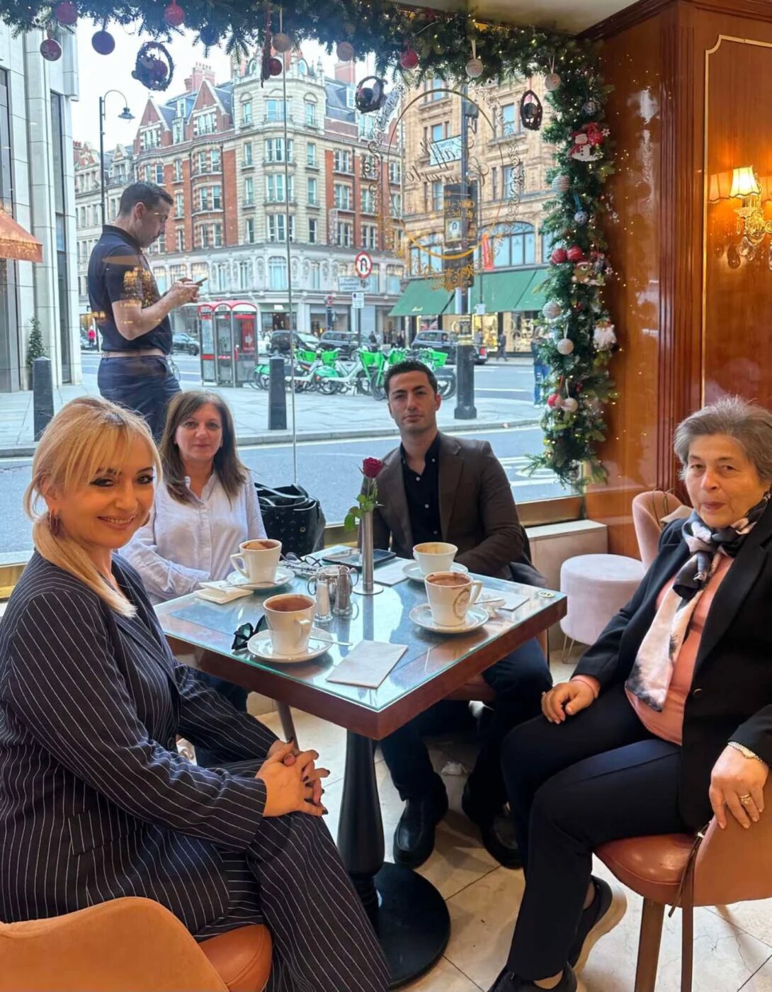 Μια όμορφη συνάντηση στο Λονδίνο: Η Σοφία Μαυρίδου με τον Ηλία Παπανικολάου