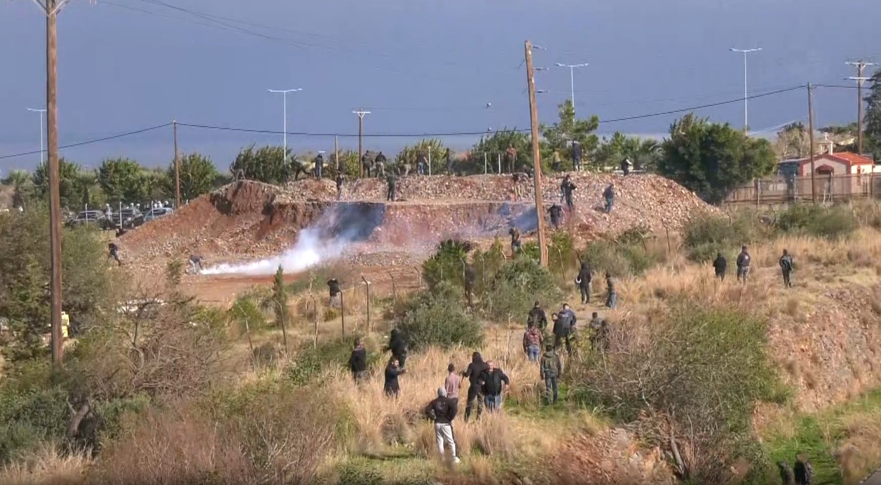 Κυβέρνηση: Επιμένει στον οργανωμένο διάλογο με τους αγρότες, καταδικάζει τα επεισόδια 