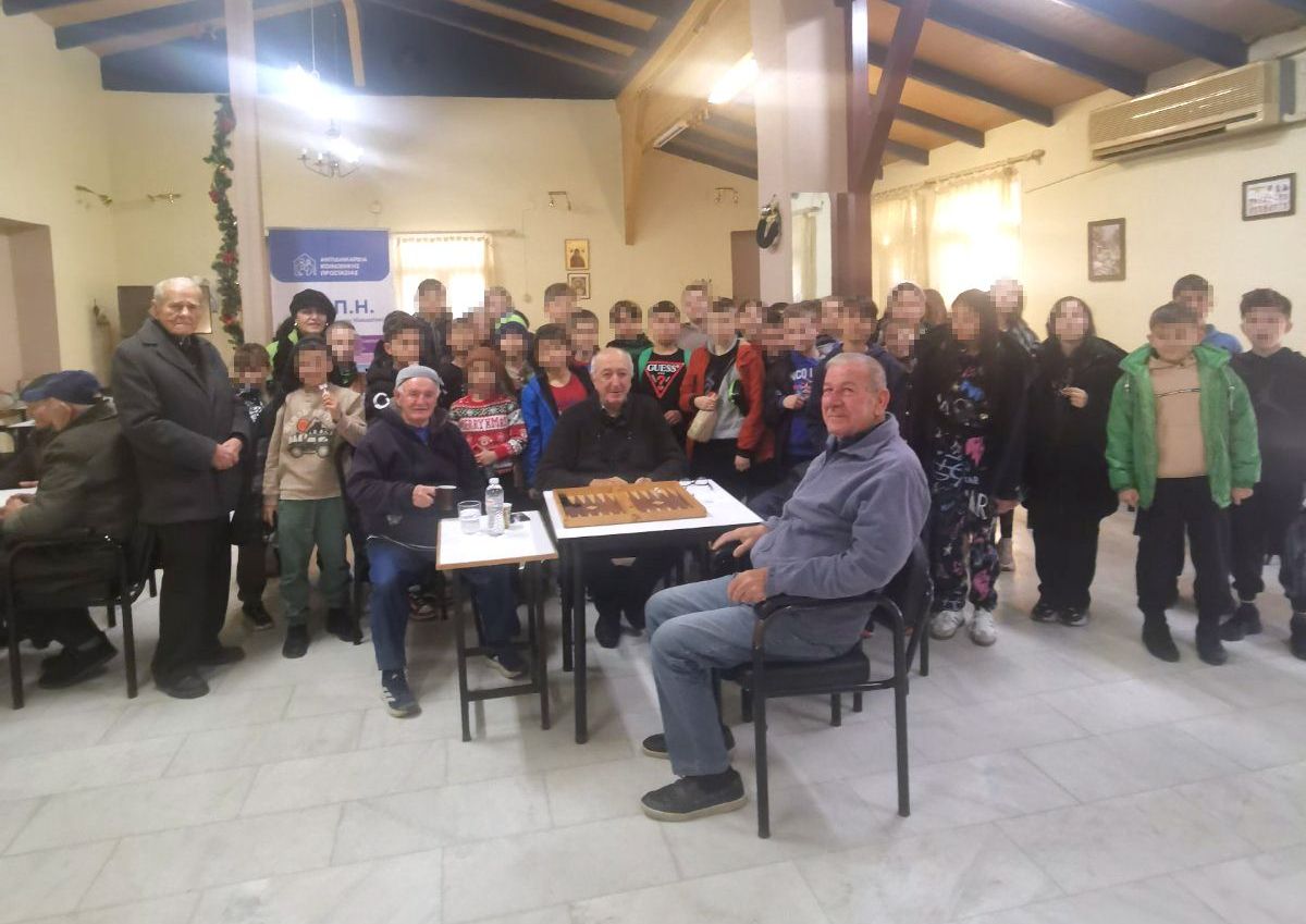 Χριστουγεννιάτικα μηνύματα αγάπης στο ΚΑΠΗ από τους μαθητές του 3ου Δημοτικού Σχολείου Κατερίνης