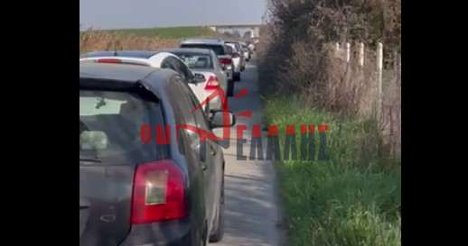 “Οδύσσεια” η διαδρομή για Θεσσαλονίκη: Ατέλειωτες ουρές οχημάτων σε αγροτικούς δρόμους (vid)