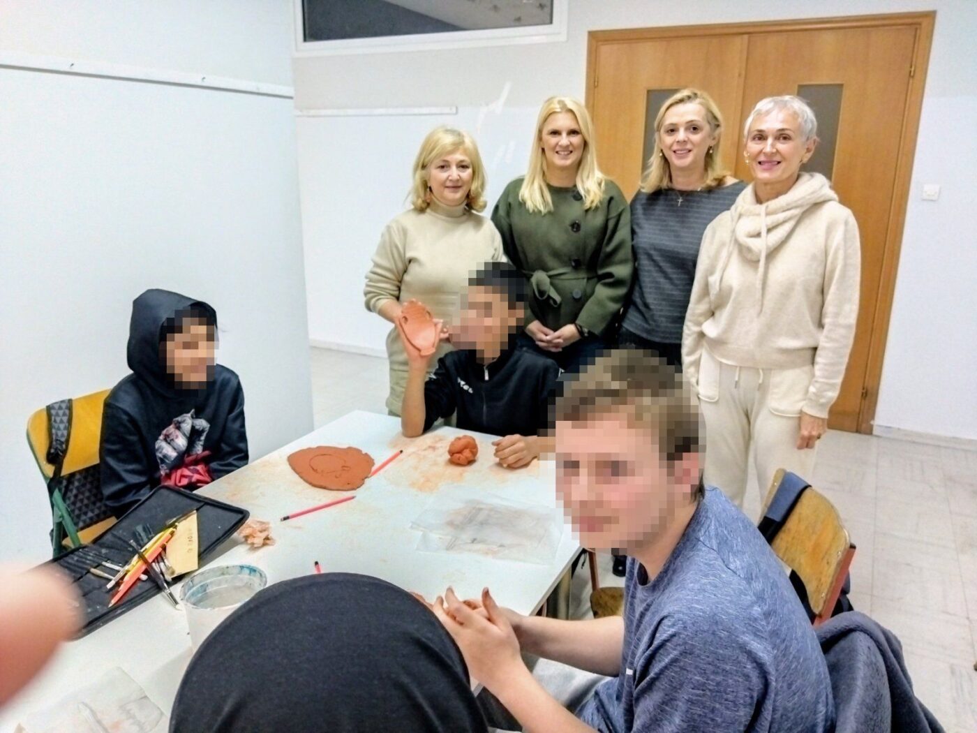 Μαθητές του τμήματος ένταξης του 5ου Γυμνασίου «πλάθουν» ιστορία στη Δημοτική Βιβλιοθήκη