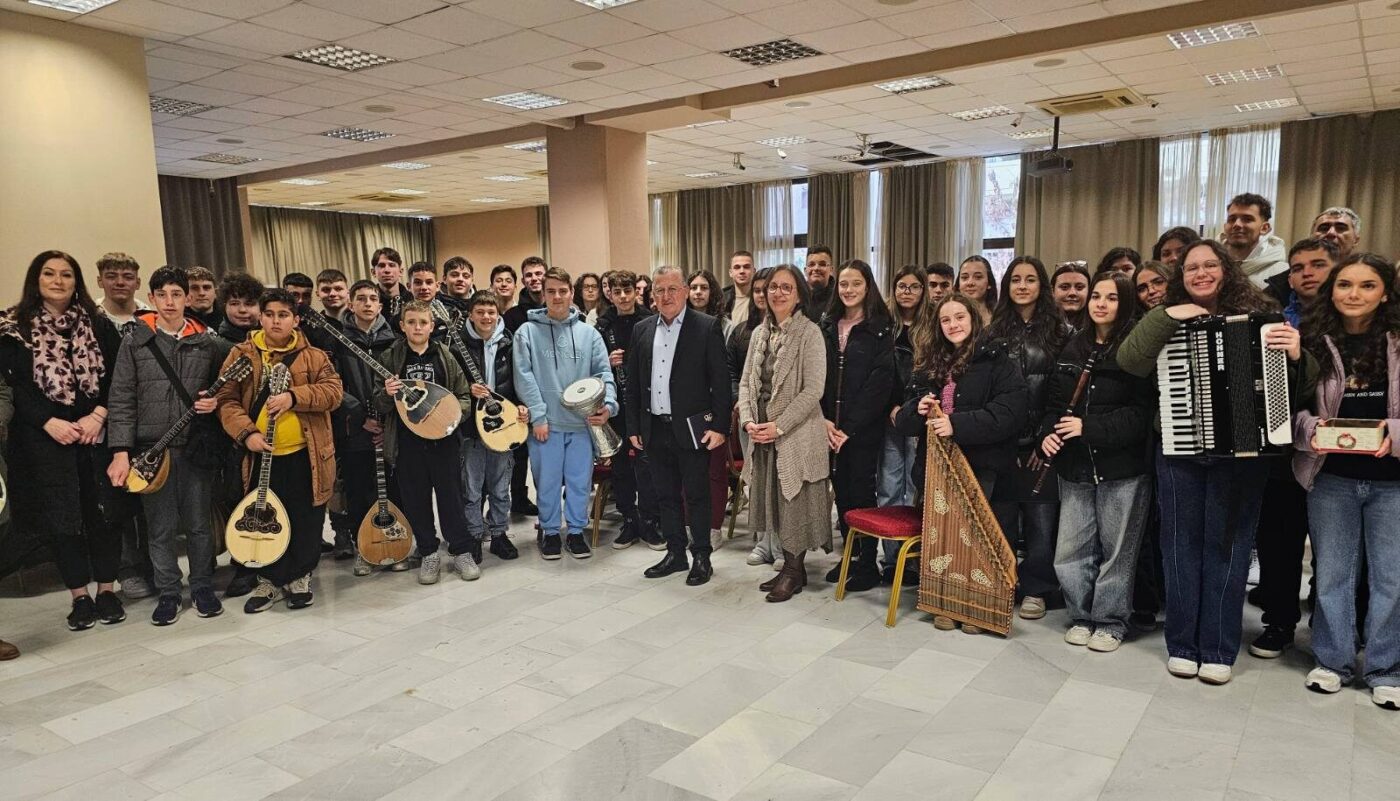 Παραδοσιακά κάλαντα και παιδικές φωνές γέμισαν το Δημαρχείο Κατερίνης