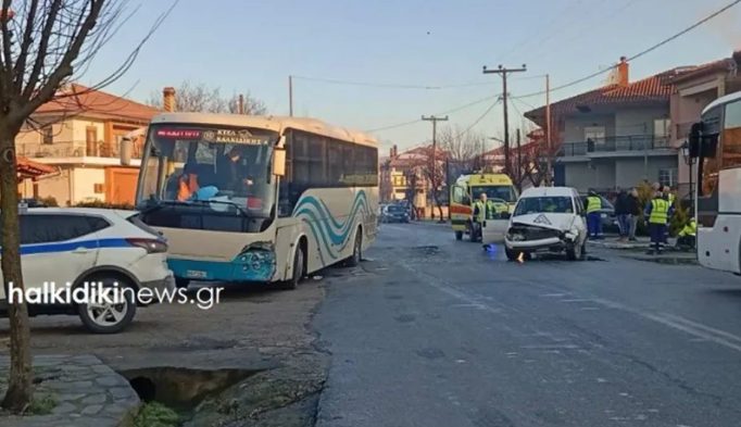 Χαλκιδική: Σύγκρουση βαν με λεωφορείο που μετέφερε μαθητές