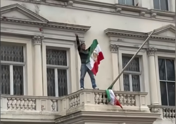 Λονδίνο: Διαδηλωτής κατέβασε τη σημαία από την πρεσβεία του Ιράν