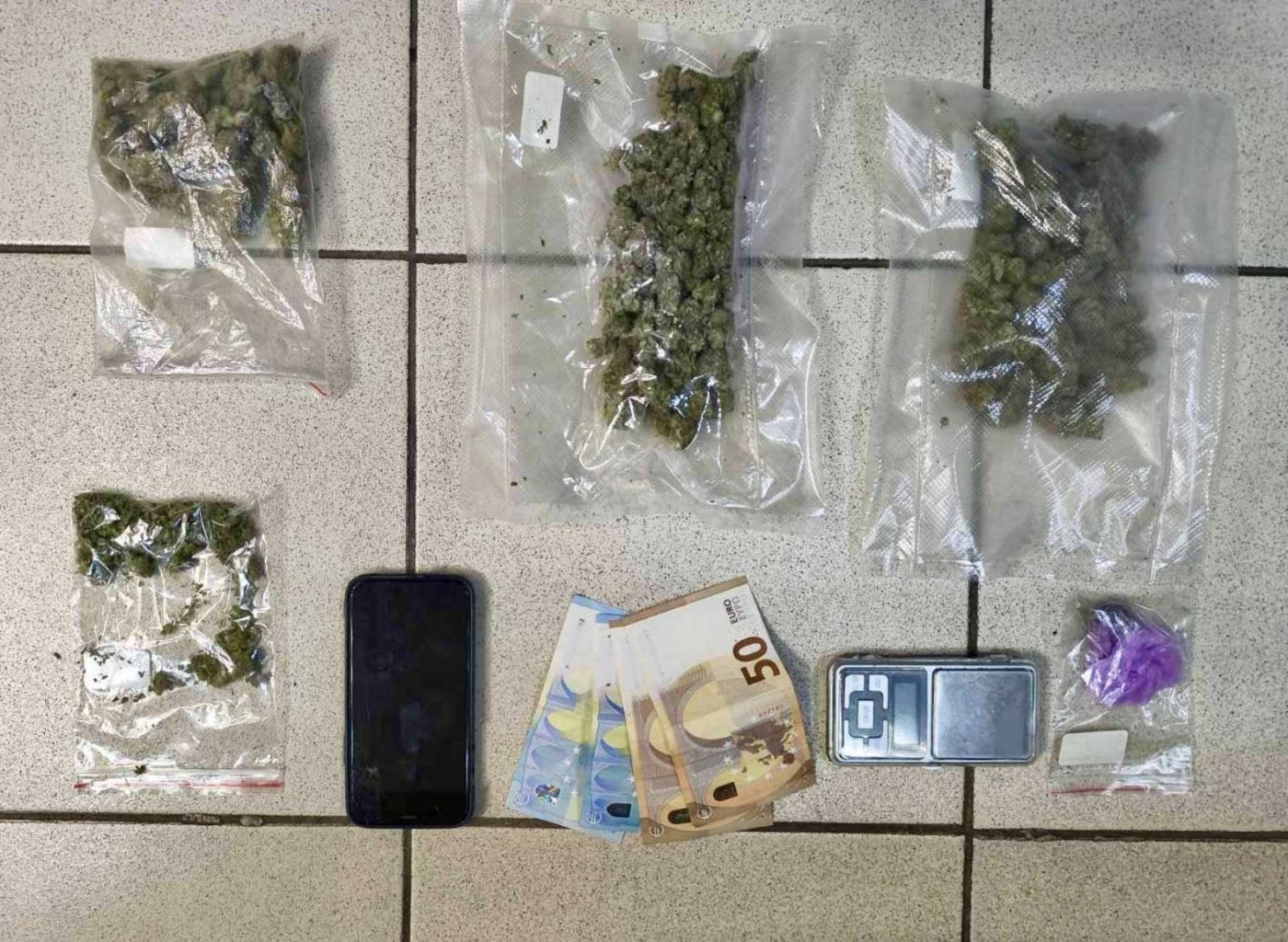 Κατερίνη: Κατασχέθηκαν ναρκωτικά και μετρητά σε οικία