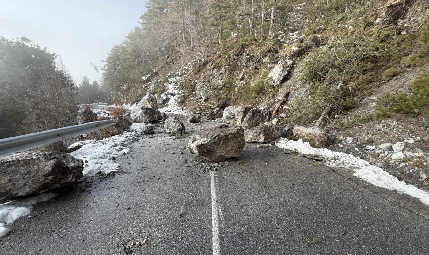 Όλυμπος: Κατολίσθηση βράχων – Κλειστός ο δρόμος προς Πριόνια