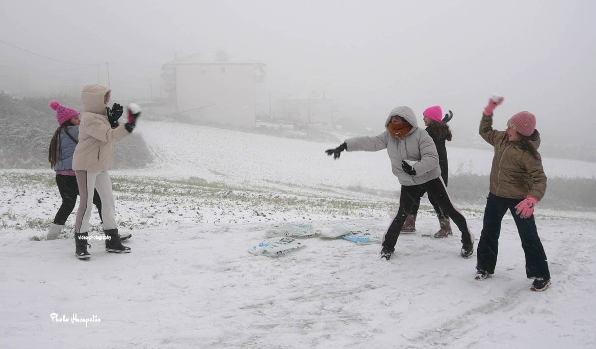 Στα λευκά ο Κολινδρός: Το πρώτο χιόνι μαγεύει την περιοχή