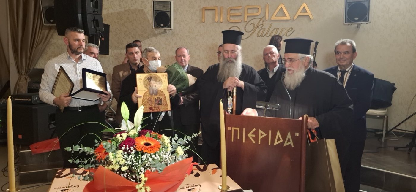 Ιερείς και ιεροψάλτες της Μητρόπολης έκοψαν τη Βασιλόπιτα και αντάλλαξαν ευχές