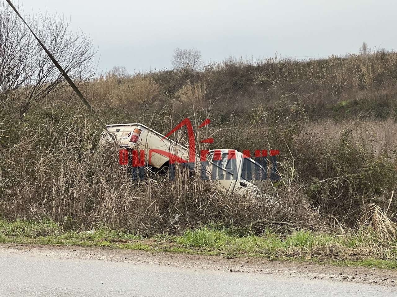 Ε.Ο. Κατερίνης – Δίου: Αυτοκίνητο κατέληξε σε… βατσινιές!