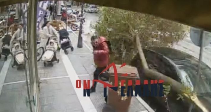 Βίντεο σοκ: Πώς πεζοί γλίτωσαν από πτώση δέντρου στην Κατερίνη!