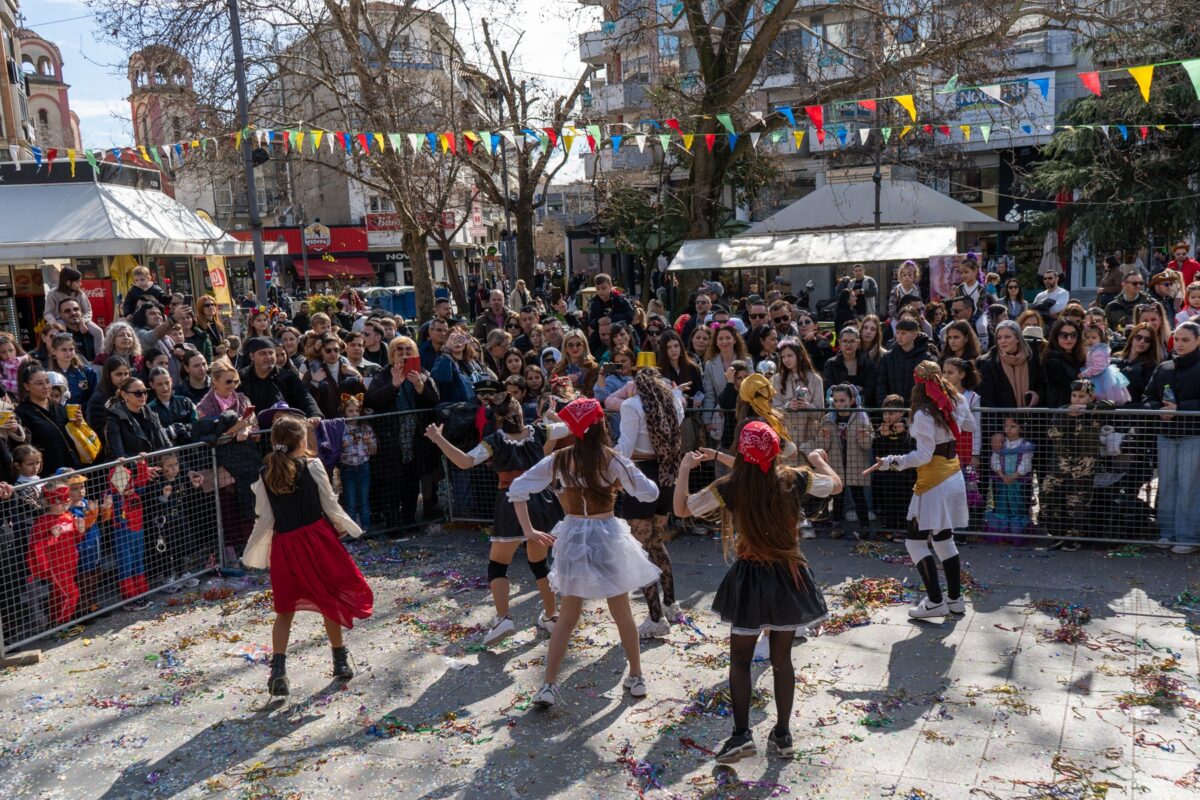 Κατερίνη: Αποκριάτικο κέφι και χορός με απίστευτη συμμετοχή κόσμου!