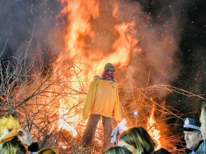 Κατερίνη: Οι παραδόσεις ζωντάνεψαν με το κάψιμο του Φανού και το Γαϊτανάκι