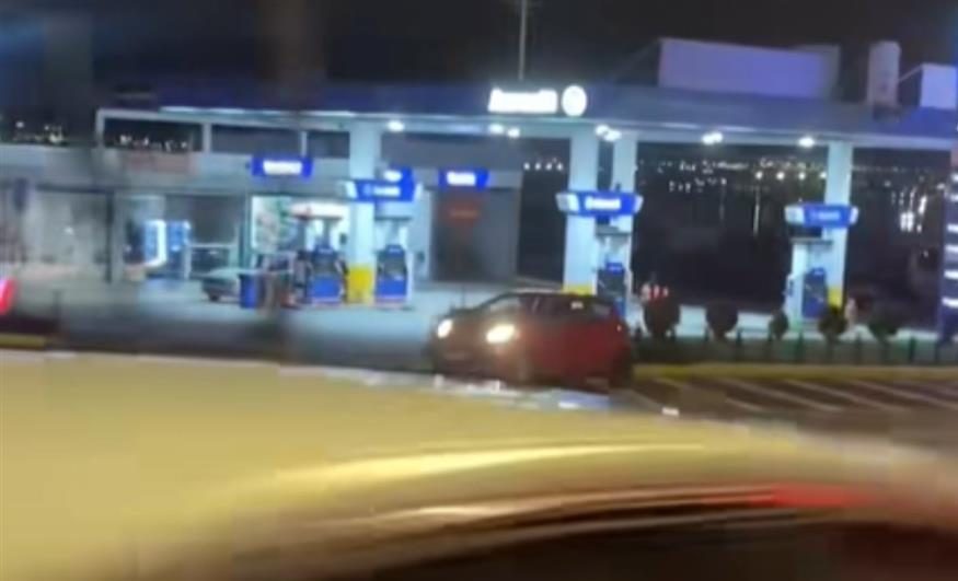 Οδηγός κινήθηκε με την όπισθεν στη ΛΕΑ για να αποφύγει την κίνηση (vid)