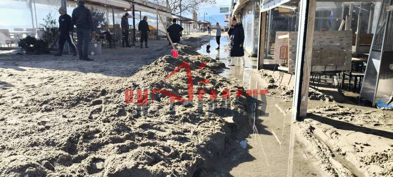 Η επόμενη μέρα στην Ολυμπιακή Ακτή: «Θαμμένη» στην άμμο!