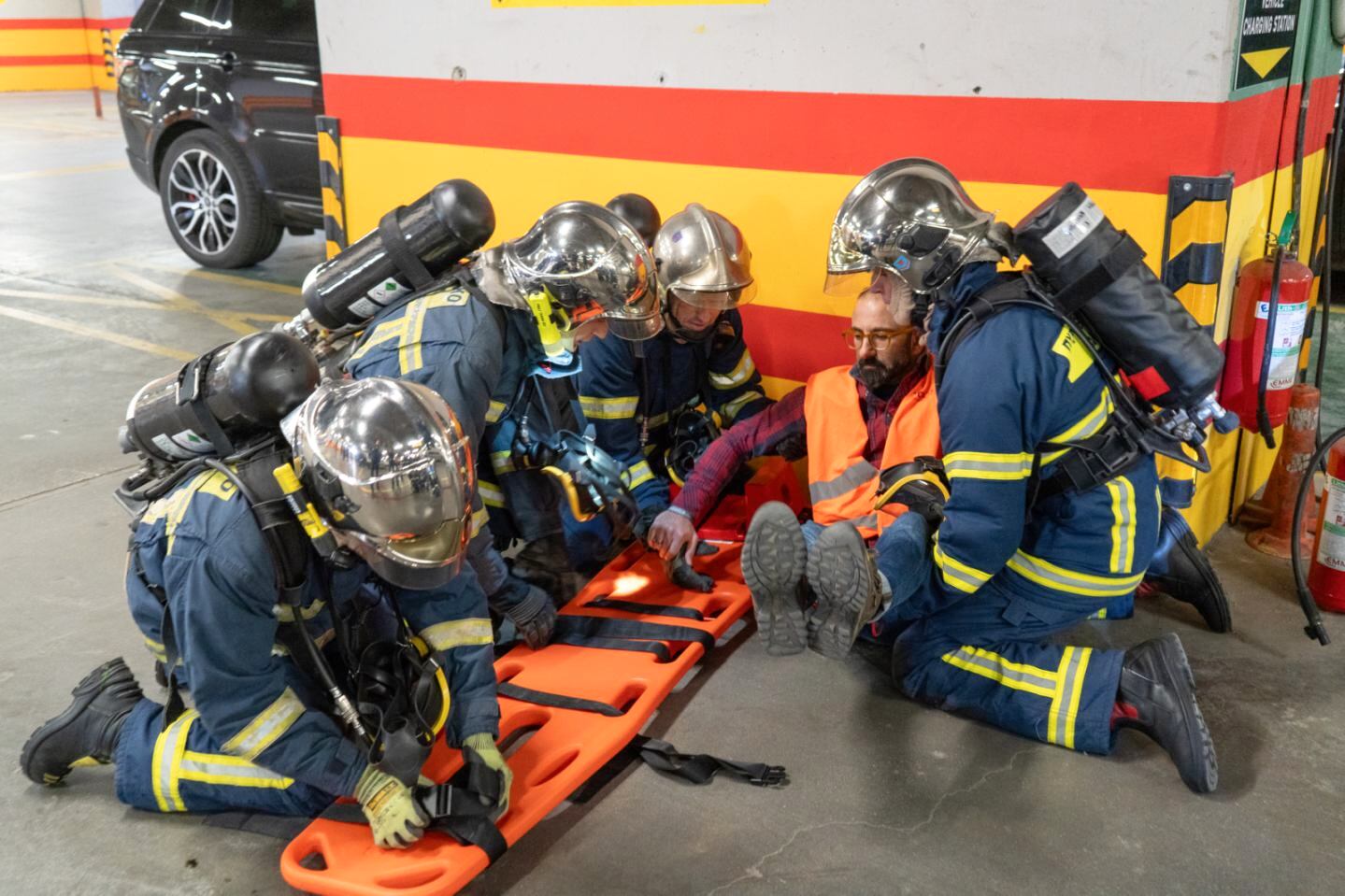 Πυρκαγιά σε ηλεκτρικό όχημα – Εντυπωσιακή άσκηση στο πάρκινγκ της πλ. Δημαρχείου