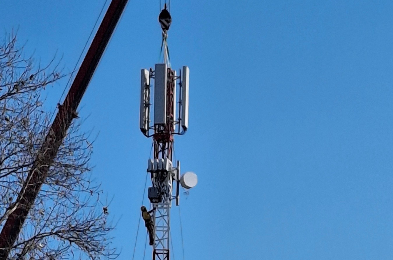 Ολυμπιακή Ακτή: «Ξύπνησαν» με κεραία 33 μέτρων πάνω από τα σπίτια τους