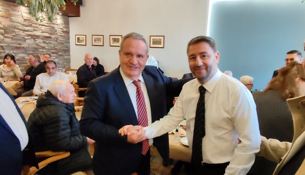 Λιτόχωρο: Με τσίπουρο και πολιτική κουβέντα η επίσκεψη Ανδρουλάκη